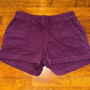 Old Navy.Size small.Elastic and drawstring waist.Inseam 3inches Smoke free home